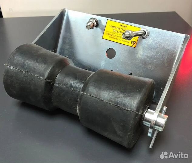 Ролик килевой с кронштейном в сборе (рама 60х40)