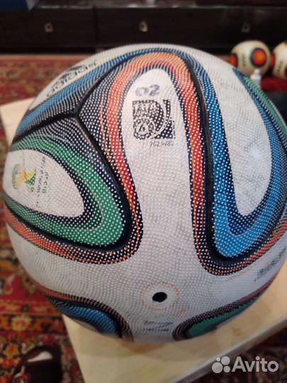 Футбольный мяч adidas brazuca