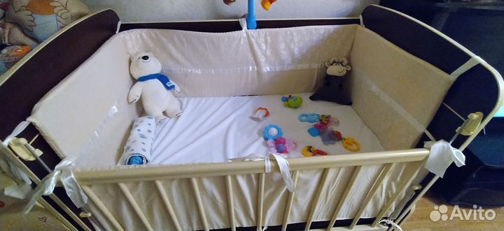 Детская кроватка с маятником и ящиком