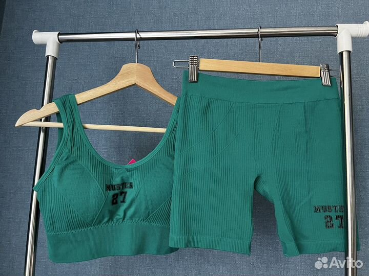 Костюм для спорта женский