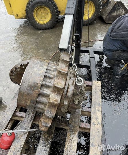 Редуктор хода komatsu PC220-8