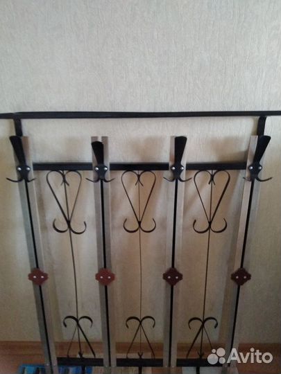 Вешалка металлическая настенная в прихожую
