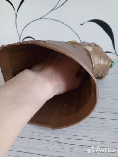 Игрушка-рука Таноса