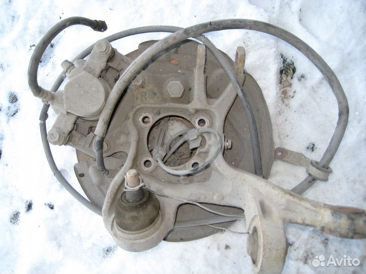 Щаровая опора тойота авенсис королла