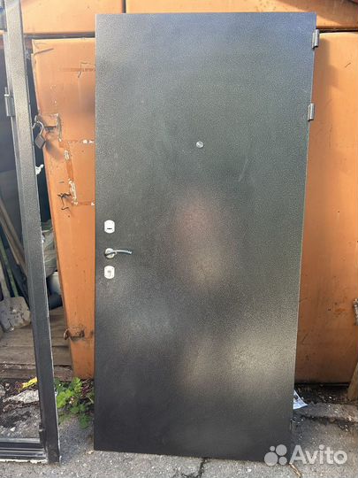 Дверь входная металлическая от застройщика