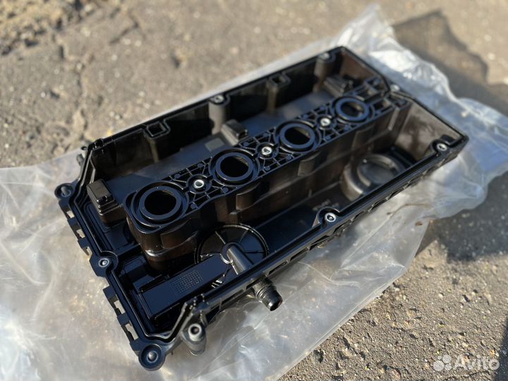 Opel Astra j A1.6XER клапанная крышка