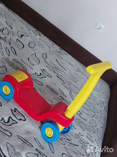 Машинка каталка толокар с ручкой