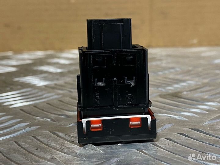 Кнопка аварийной сигнализации Volkswagen Touareg 3