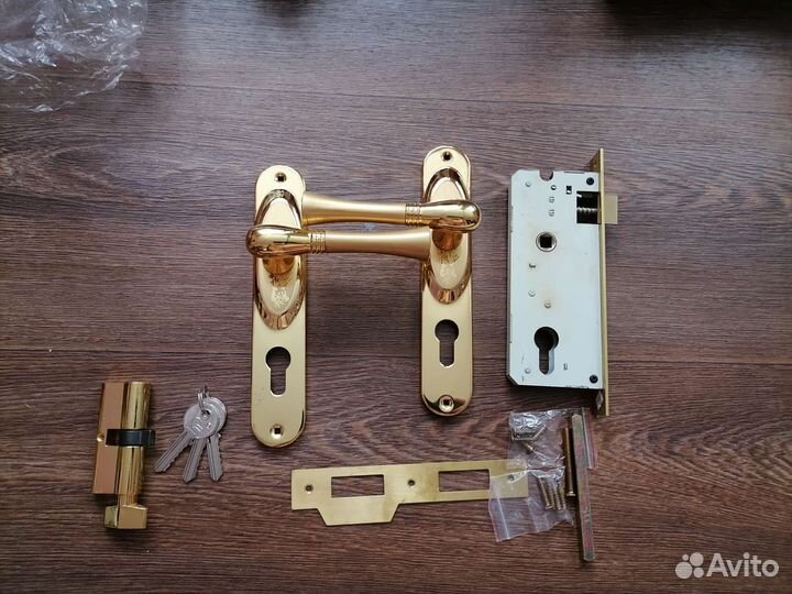 Замок врезной с ручками. новый