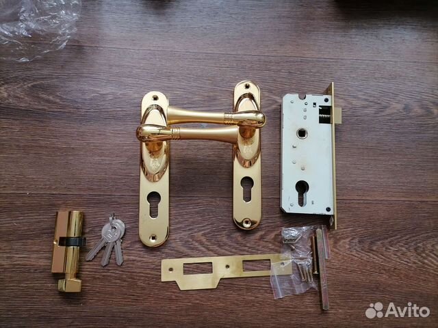 Замок врезной с ручками. новый