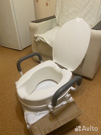 Сиденье-насадка для унитаза с поручнями и крышкой