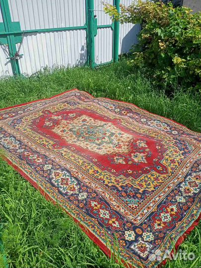 Ковер хорошего качества, в хорошем состоянии