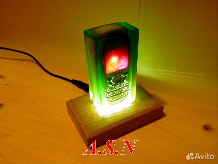 Светильник из смолы и сотового телефона