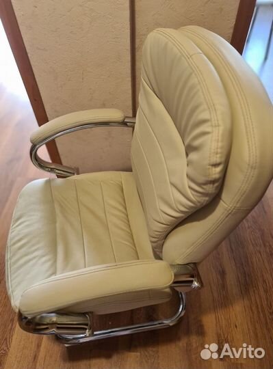 Офисное кожаное кресло