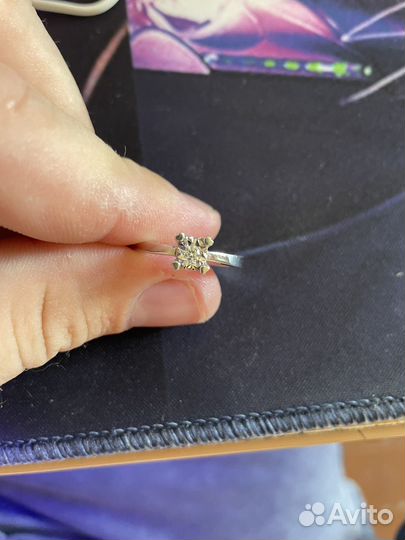 Кольцо с бриллиантом