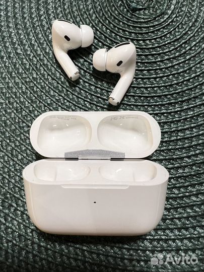 Наушники AirPods Pro with Wireless Charging Case