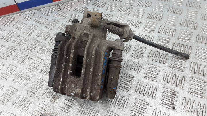 Суппорт тормозной задний левый на Volkswagen Bora