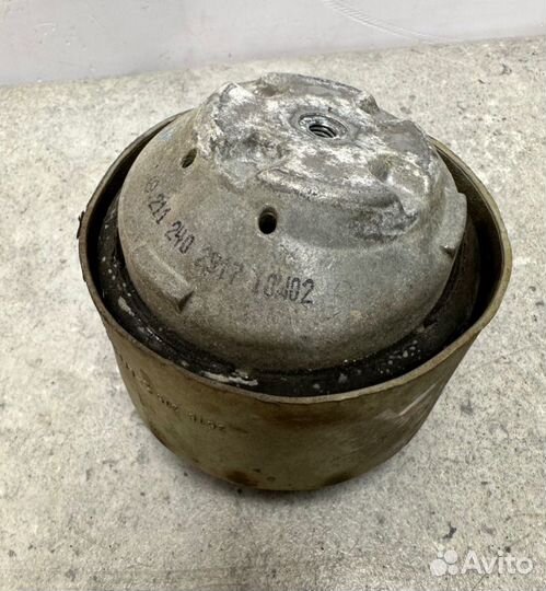 Подушка двигателя передняя левая Mercedes-Benz