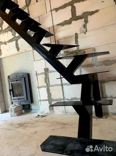 Облицовка лестничного металлокаркаса деревом