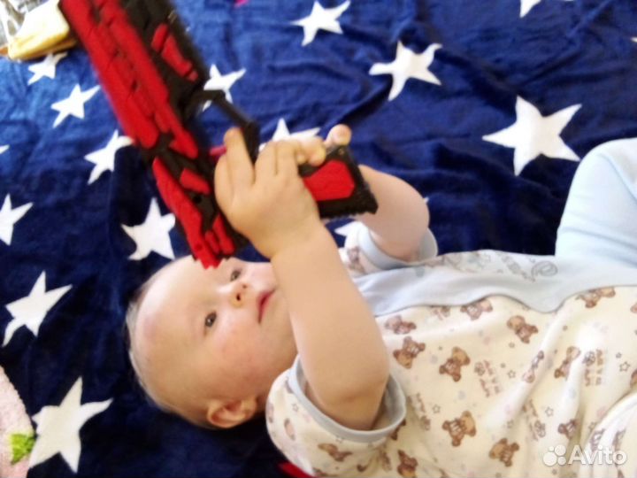 Пистолет и автомат щелкает затвор стреляет