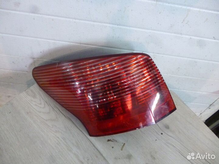 Фонарь задний левый Peugeot 407 универсал пежо 40