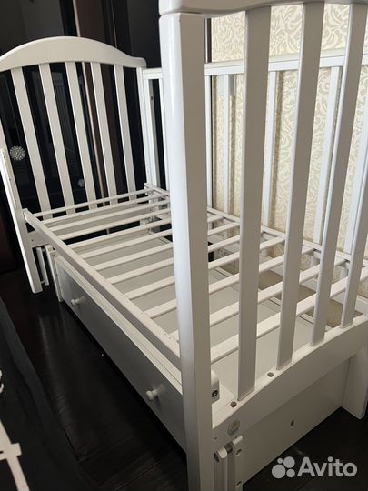 Детская кроватка с маятником