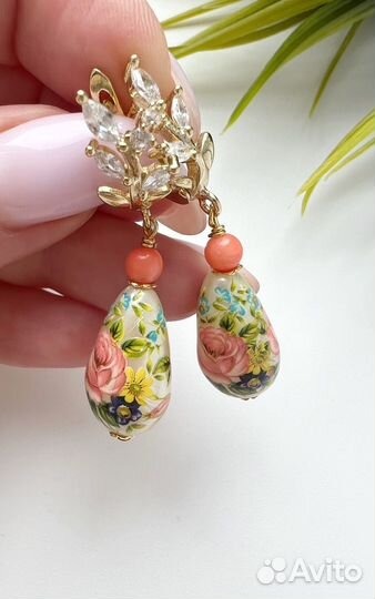 Серьги с японскими бусинами и кораллом в позолоте