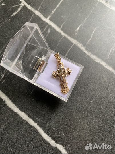 Золотой крест с бриллиантом