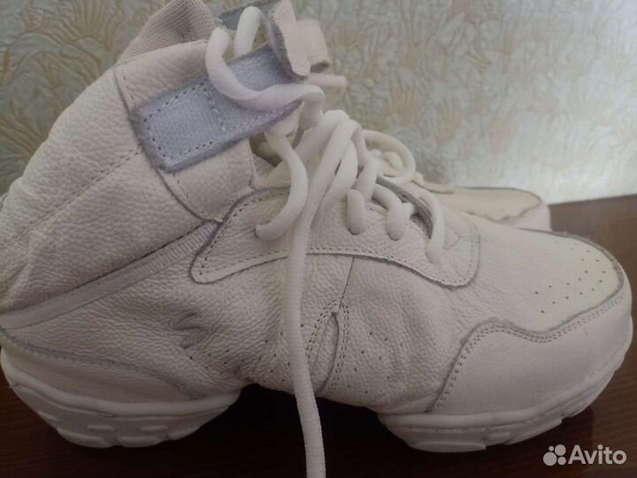 Кроссовки для танцев, фитнеса