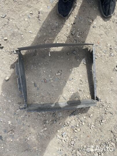 Дефлектор радиатора Рено Логан 2