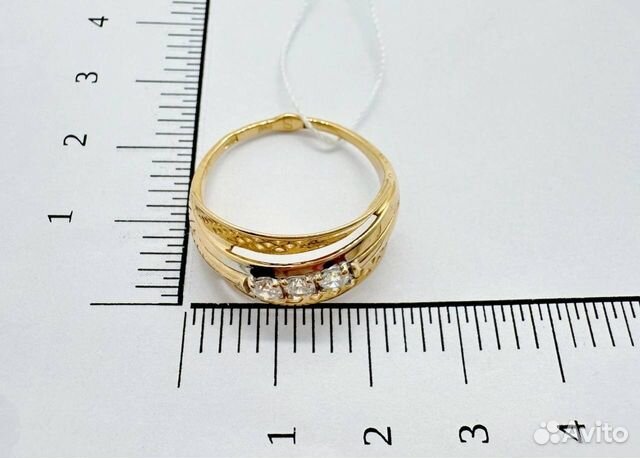 Кольцо с синтетическим камнем Золото