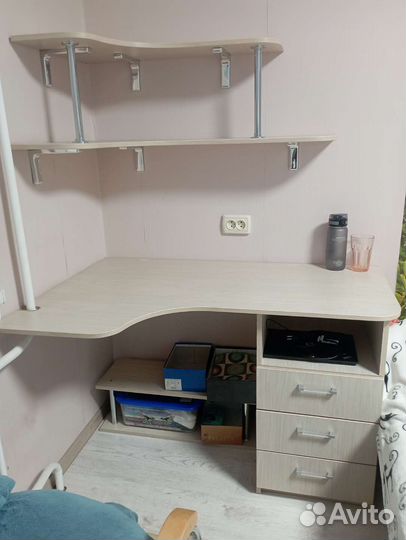 Рабочий стол угловой, полка