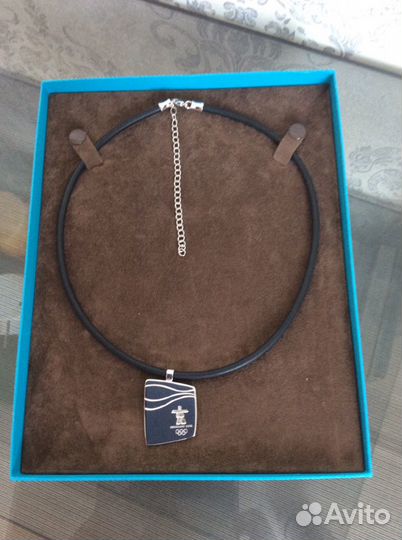 Кулон с Олимпиады 2010 в Ванкувере и кошелек