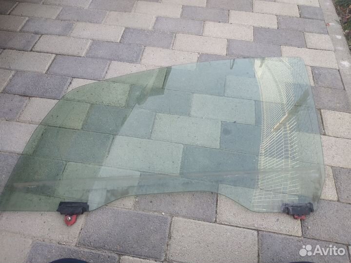 Переднее левое стекло на ммс Кольт 2002-2006