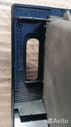 Дефлектор воздушный левый Мерс 210к