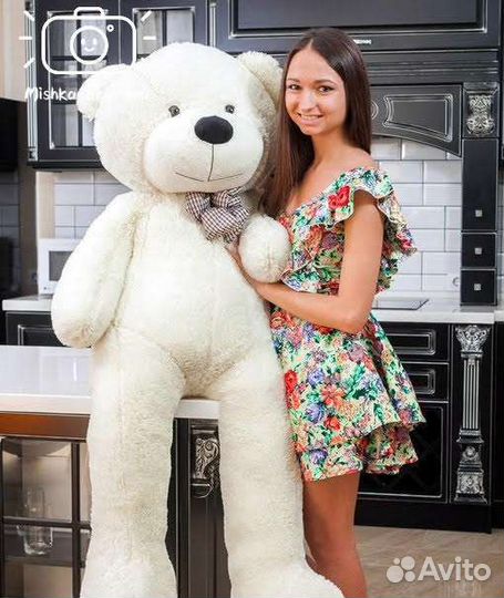 Большой плюшевый медведь