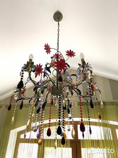 Красивая яркая люстра