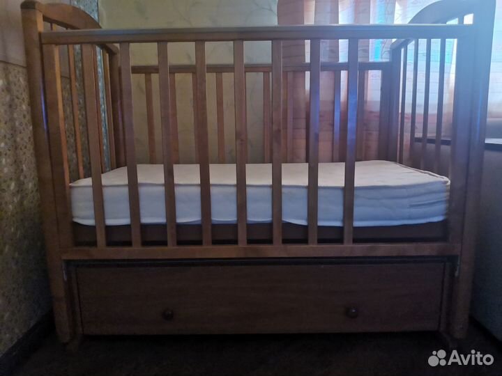 Детская кроватка с маятником + матрац