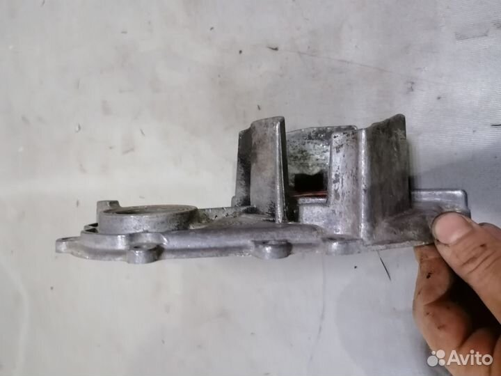 Крышка коленвала передняя Volvo 340 2.0 1984-1991