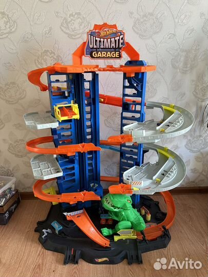 Набор Трек Hot Wheels Сити гараж с тиранозавром