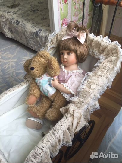 Винтажная коляска с куклой