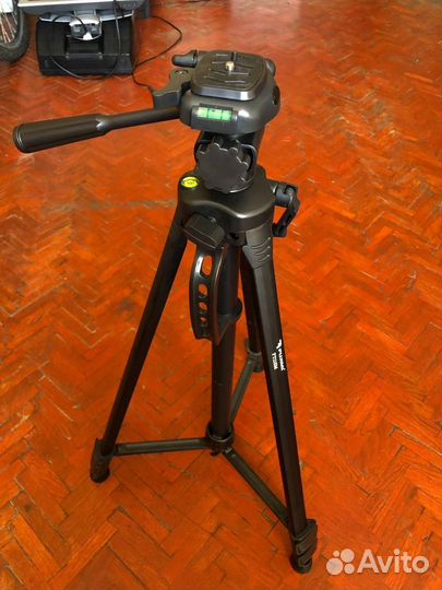 Штатив к видеокамере