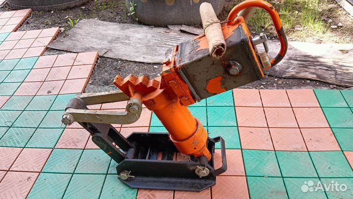 Домкрат железнодорожный