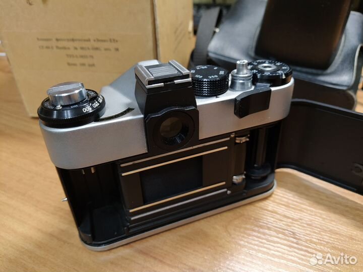 Плёночный зеркальный фотоаппарат Зенит-ет