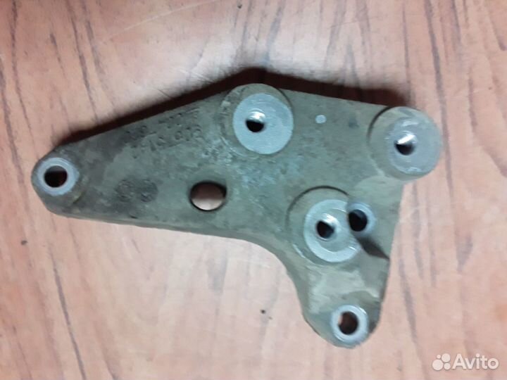 Opel Astra H Кронштейн опоры кпп