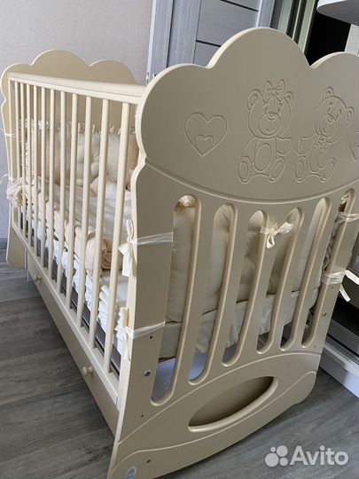 Детская кроватка с маятником и ящиком