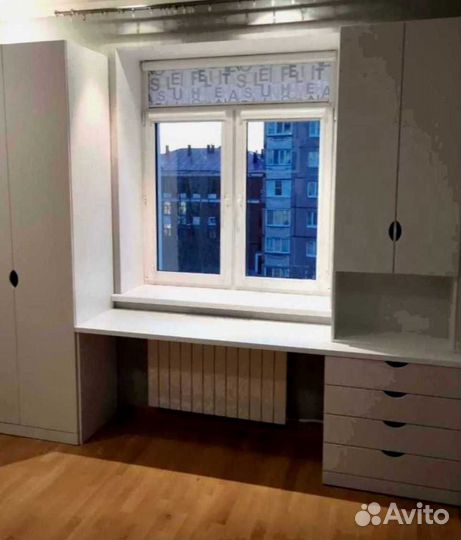 Рабочая зона в углу у окна