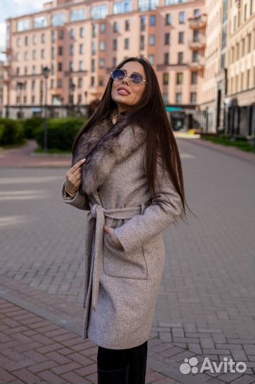 Пальто зимнее с меховым воротником 46