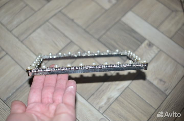 Металлическая фоторамка из жемчуга