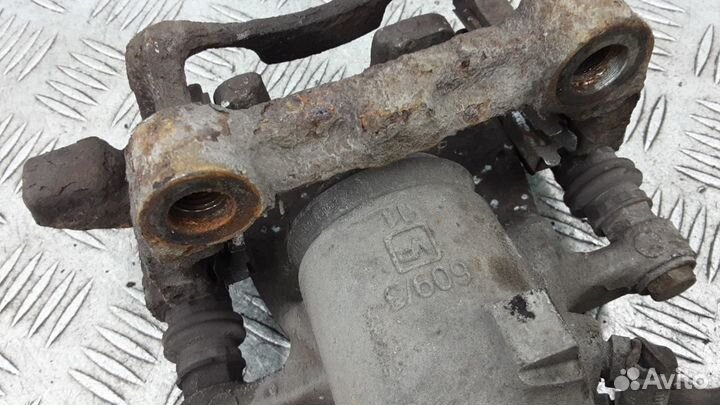 Суппорт тормозной задний левый на Skoda Octavia A5